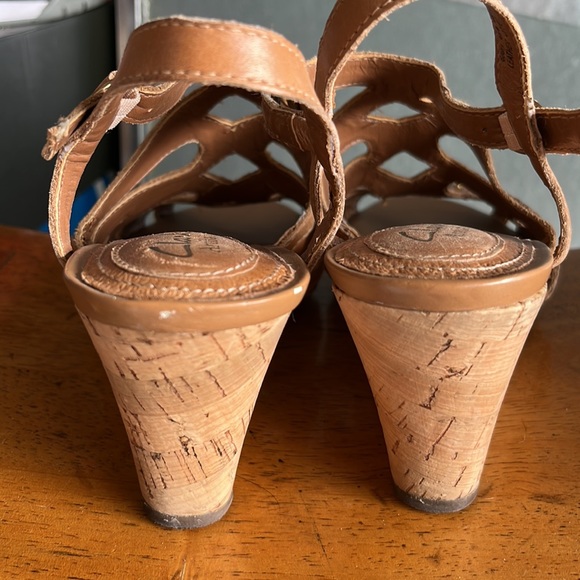Clark Artisan Shoes sz 81/2 Tan light Brown Leather Sandal Studded cork wedge - Picture 2 of 5